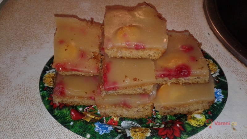 Piškotová buchta s ovocem a želé - fotografie 5