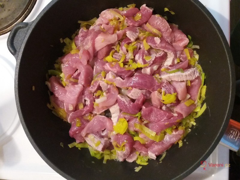 Fazolový guláš s vepřovou kýtou - fotografie 3