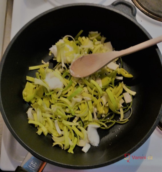 Fazolový guláš s vepřovou kýtou - fotografie 4