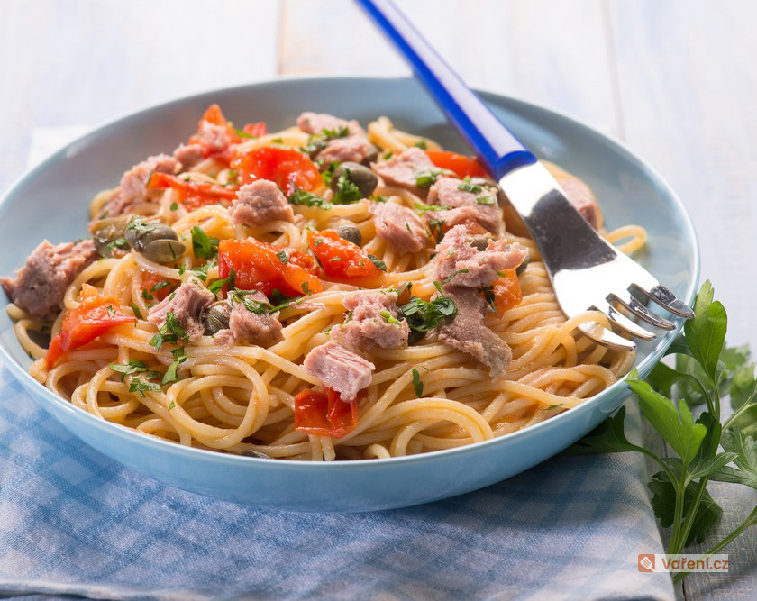 Špagety s tuňákem, olivami a kapary