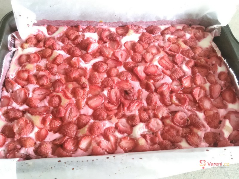 Rychlý koláč s tvarohem a jahodami - fotografie 2