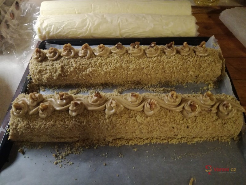 Ořechová roláda s kávovým krémem - fotografie 2
