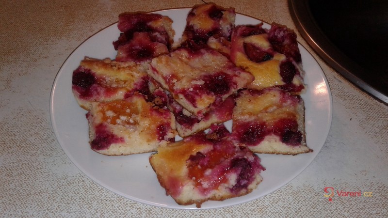 Švestkový koláč s drobenkou z žitné mouky - fotografie 2