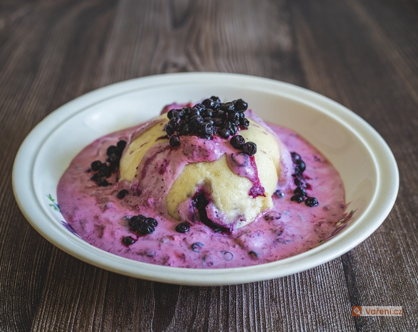 Kynuté knedlíky s borůvkovou omáčkou