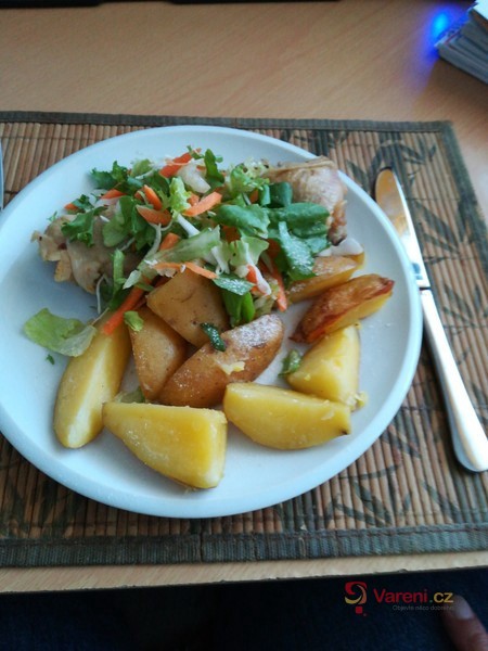 Kuřecí stehno pečené na másle s novými bramborami - fotografie 2