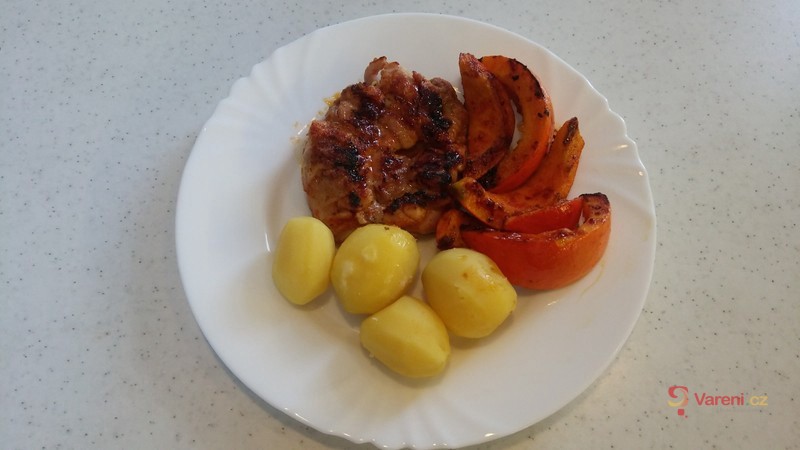 Jemně pikantní grilovaná kuřecí stehna - fotografie 2