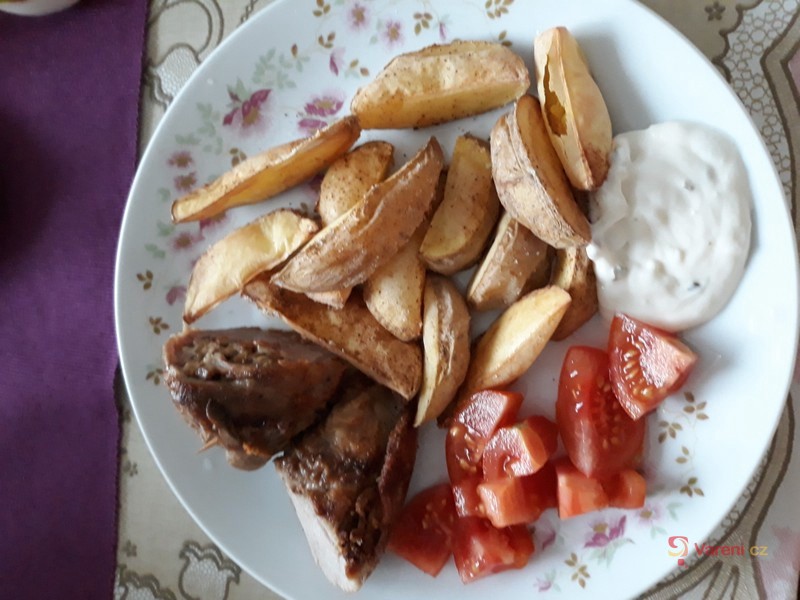 Plněná vepřová panenka s opečenými brambory - fotografie 2