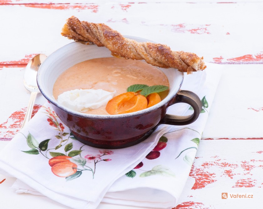 Studená meruňková polévka