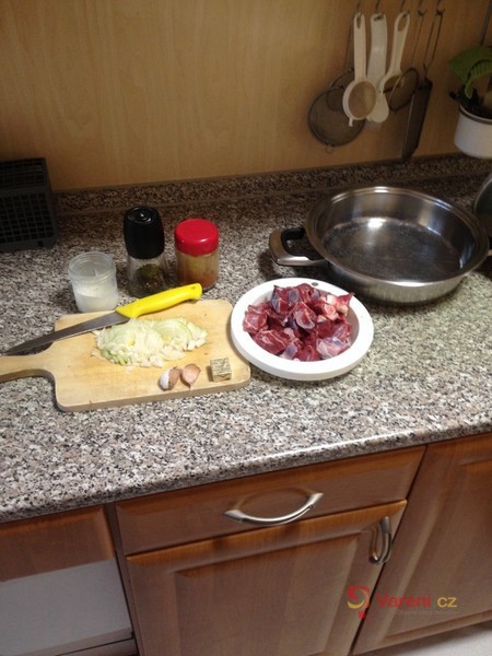 Hovězí guláš s hrnečkovým knedlíkem - fotografie 3