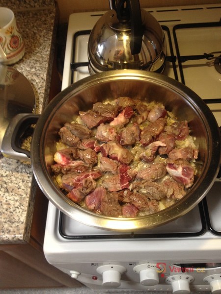 Hovězí guláš s hrnečkovým knedlíkem - fotografie 2