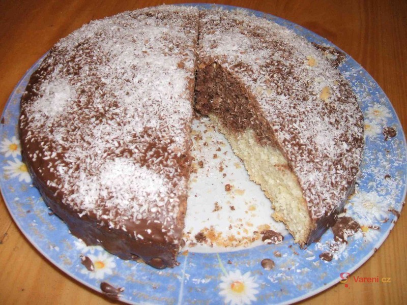 Mramorová bábovka zdobená kokosem - fotografie 2