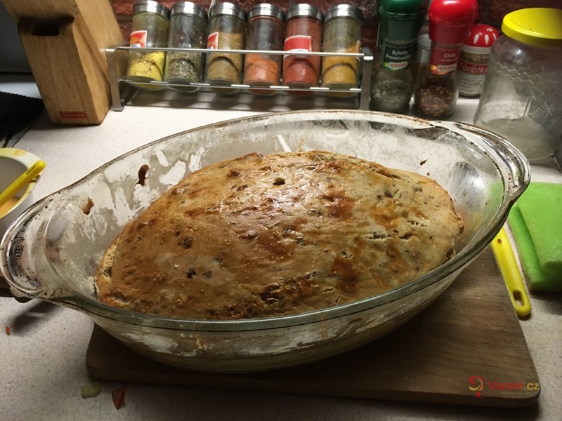 Domácí chléb s cibulkou - fotografie 2