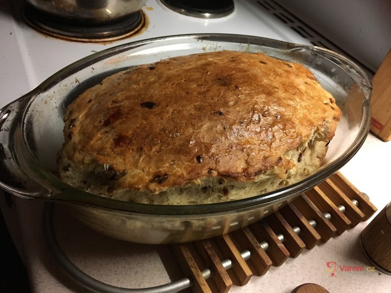 Domácí chléb s cibulkou - fotografie 4