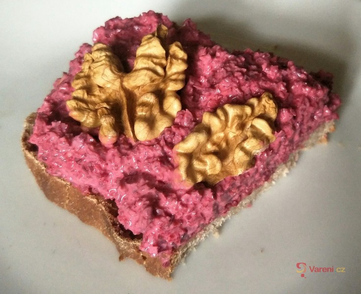 Rychlý salát z červené řepy s česnekem - fotografie 2