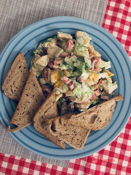 Zeleninový salát s kuřecím masem a zákyskou - fotografie 2