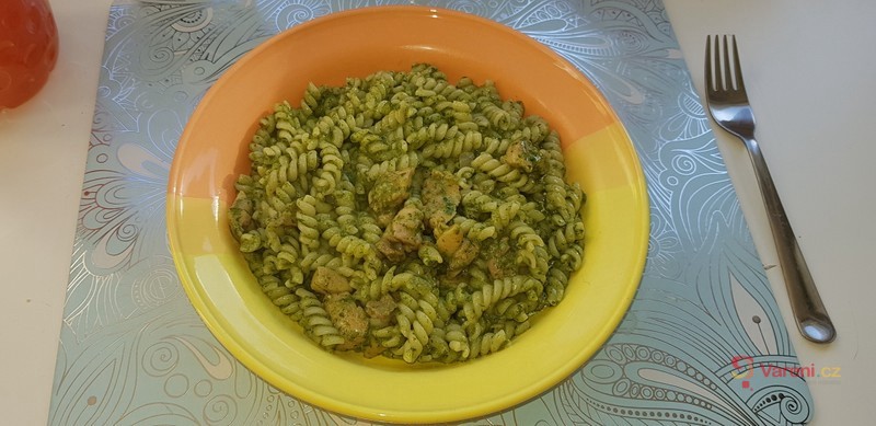 Těstoviny se špenátovou omáčkou a kuřecím masem - fotografie 2