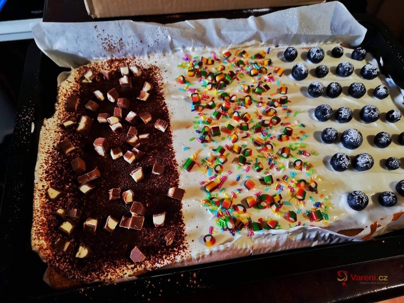 Rozkvetlý piškot s tvarohovým krémem a malinami - fotografie 3