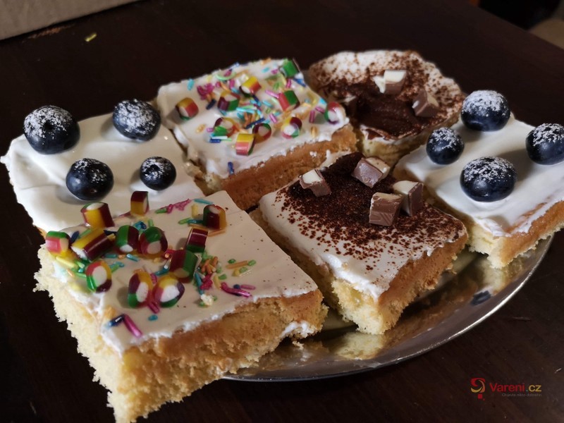 Rozkvetlý piškot s tvarohovým krémem a malinami - fotografie 2