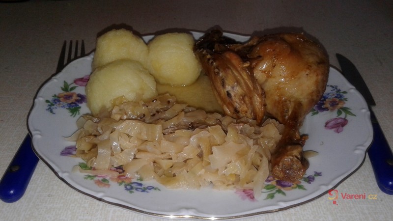 Pečená kachní stehna s brambory na cibulce a kmínu - fotografie 2