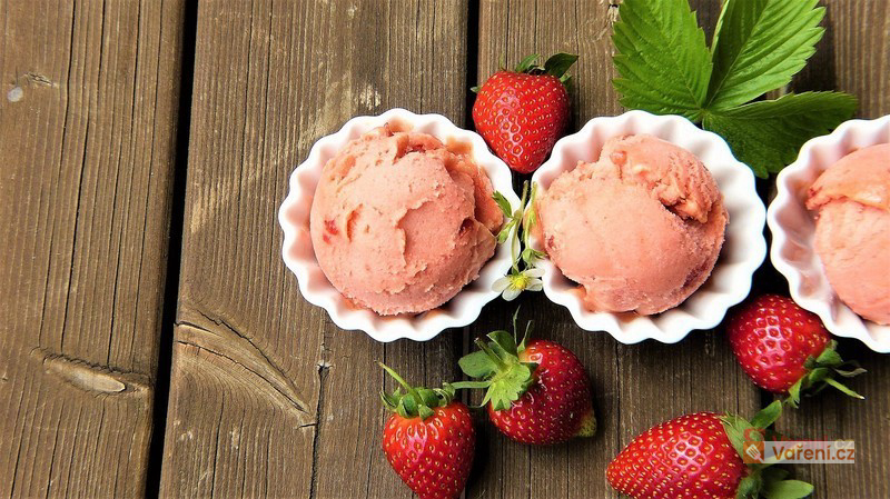 Smetanová jahodová zmrzlina
