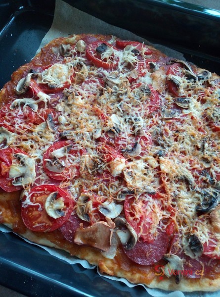 Domácí pizza se šunkou - fotografie 2