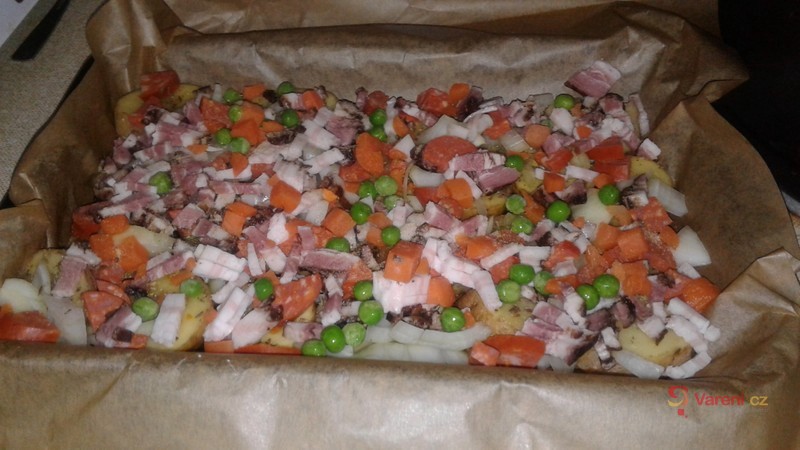 Francouzské brambory s pikantní uzenou maďarskou klobásou - fotografie 5