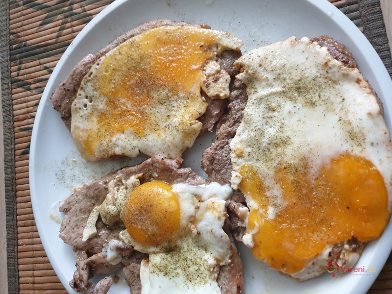 Vepřový steak s vejcem - fotografie 2