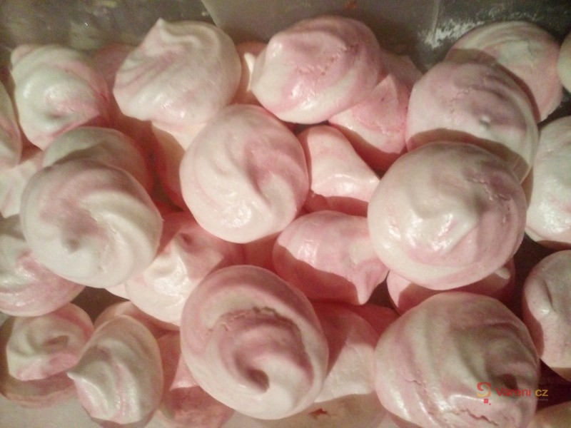 Recept na sněhově bíle pusinky z vaječných bílků - fotografie 3