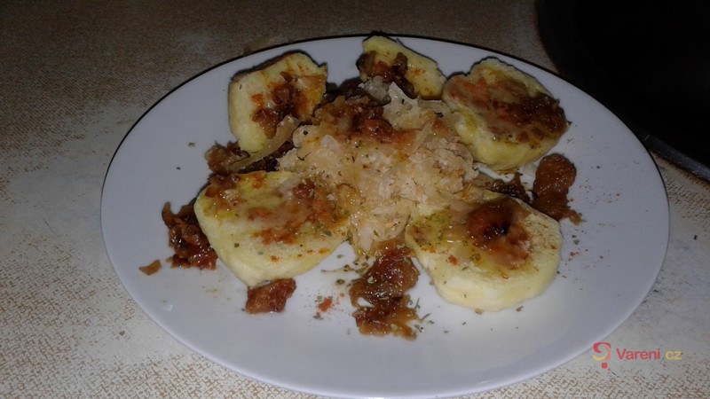 Plněné bramborové knedlíky se zelím - fotografie 2