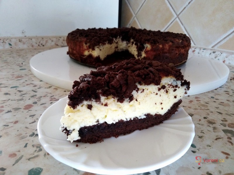 Kakaový strouhaný koláč s tvarohem - fotografie 2