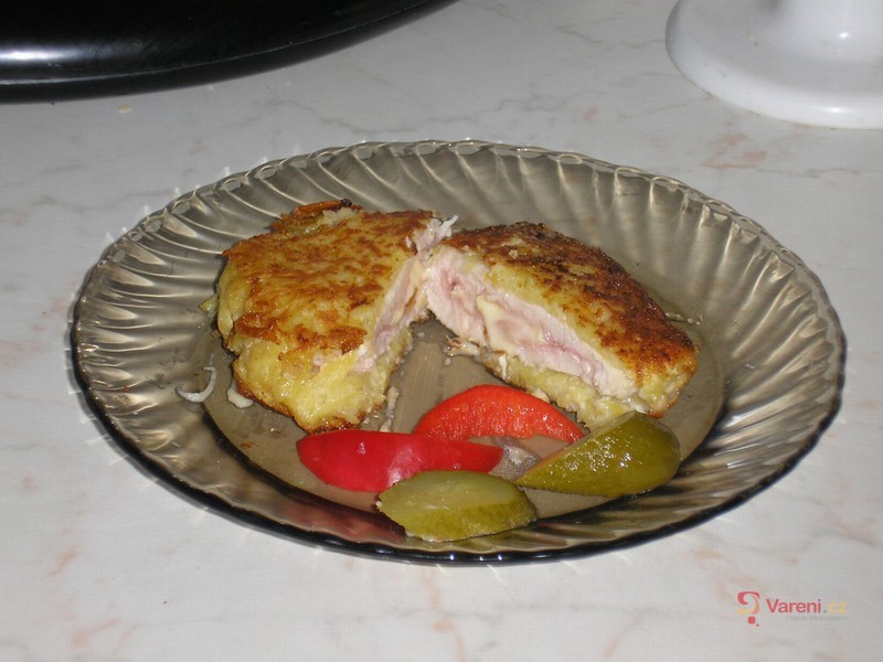 Plněný kuřecí řízek v bramborovém těstě - fotografie 2