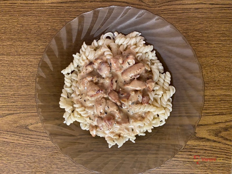 Zapečené penne s kuřecím masem, sýrem a bazalkou - fotografie 2