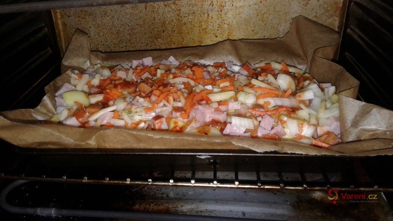 Zapékané brambory s uzeným a okurkou - fotografie 4