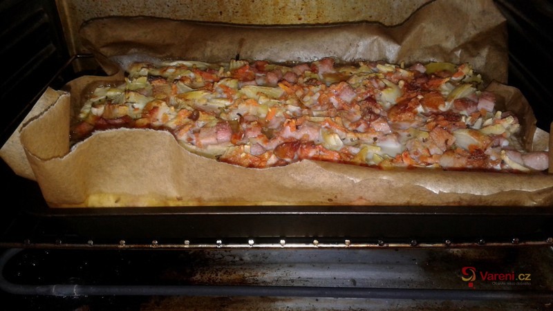 Zapékané brambory s uzeným a okurkou - fotografie 2