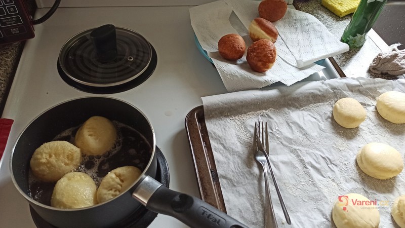 Smažené domácí koblihy - fotografie 4