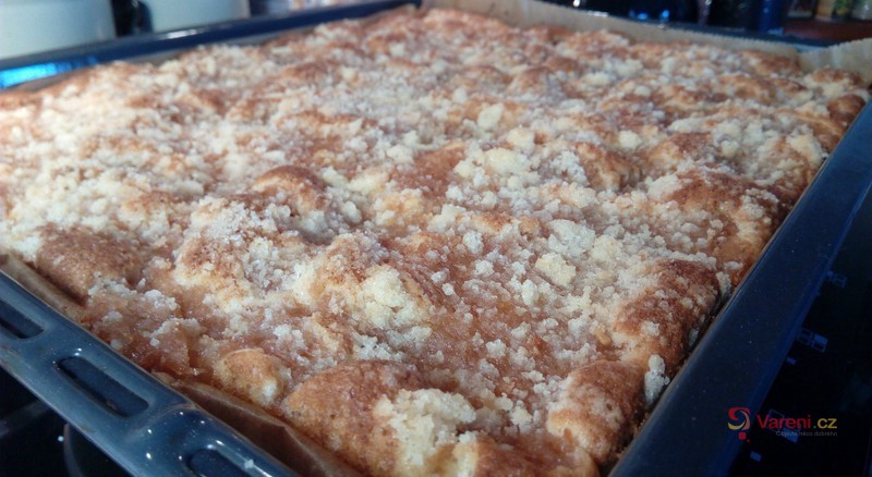 Hrnkový jablkový koláč s drobenkou - fotografie 2