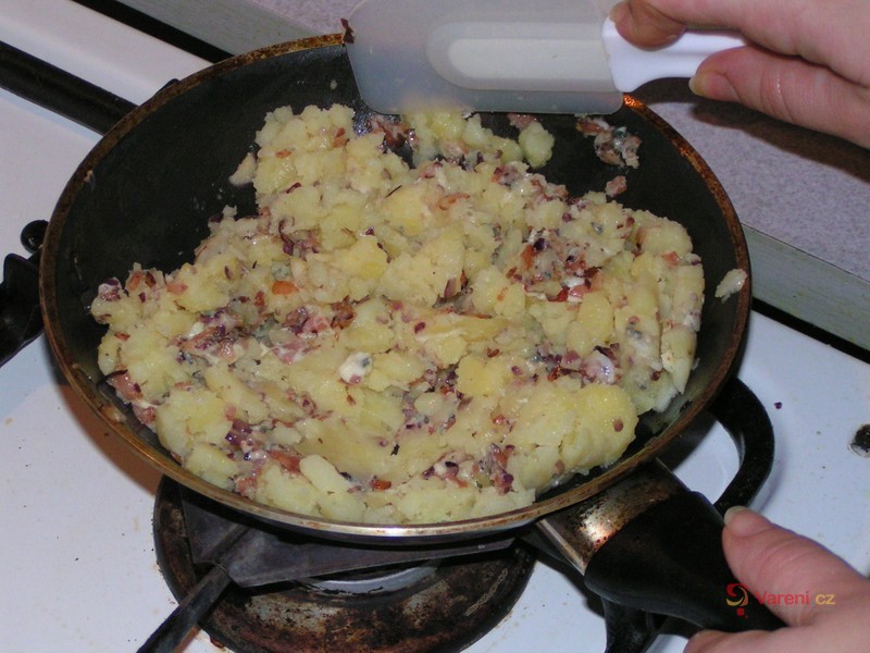 Plněné brambory se salámem
