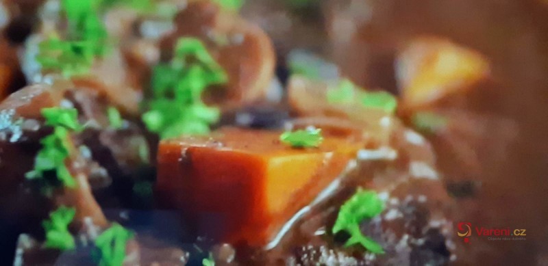 Hovězí kostky na víně - fotografie 2