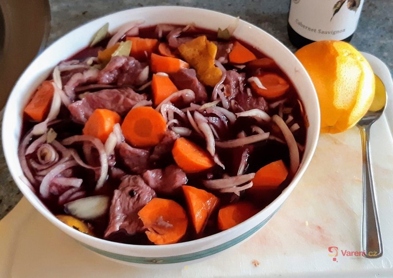 Hovězí kostky na víně - fotografie 3