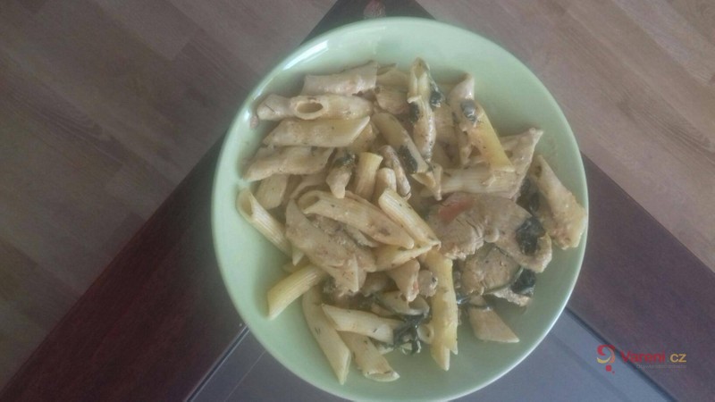 Těstoviny s kuřecím masem, slaninou a špenátem - fotografie 2