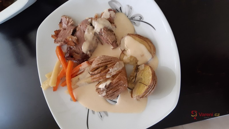 Šťavnatá jehněčí plec na rozmarýnu a česneku - fotografie 2