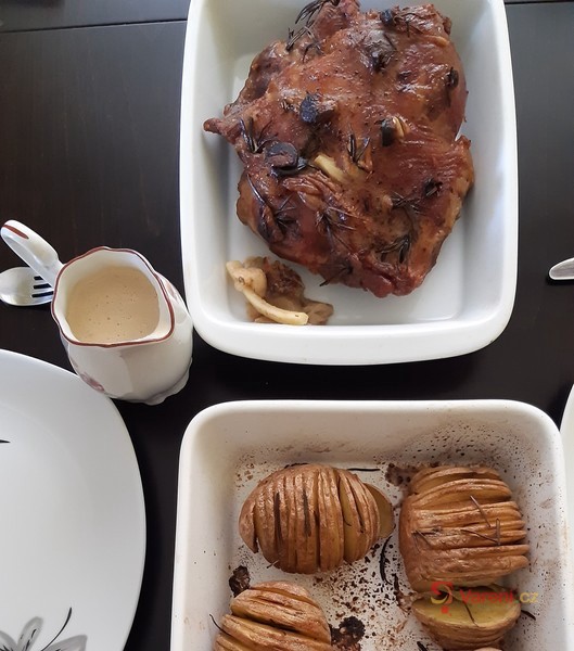 Šťavnatá jehněčí plec na rozmarýnu a česneku - fotografie 3