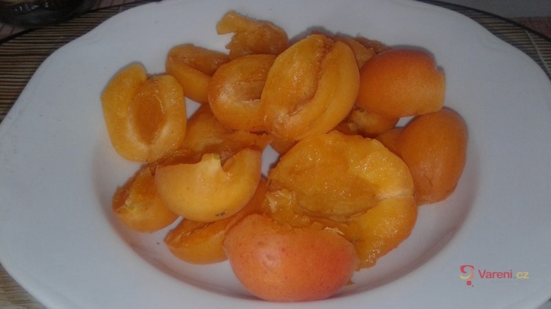 Kynuté meruňkové knedlíky bez vážení - fotografie 3