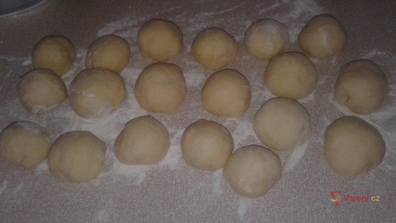 Kynuté meruňkové knedlíky bez vážení - fotografie 4