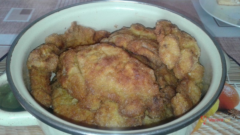 Smažený řízek s česnekem - fotografie 3