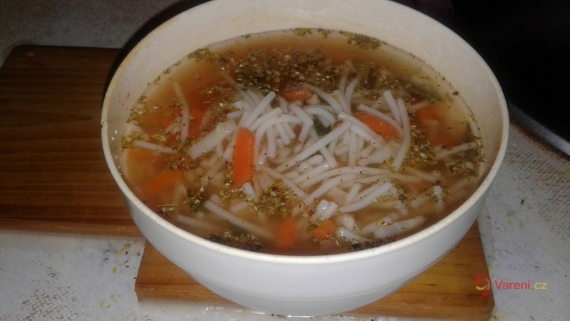 Hovězí polévka s domácími nudlemi - fotografie 2