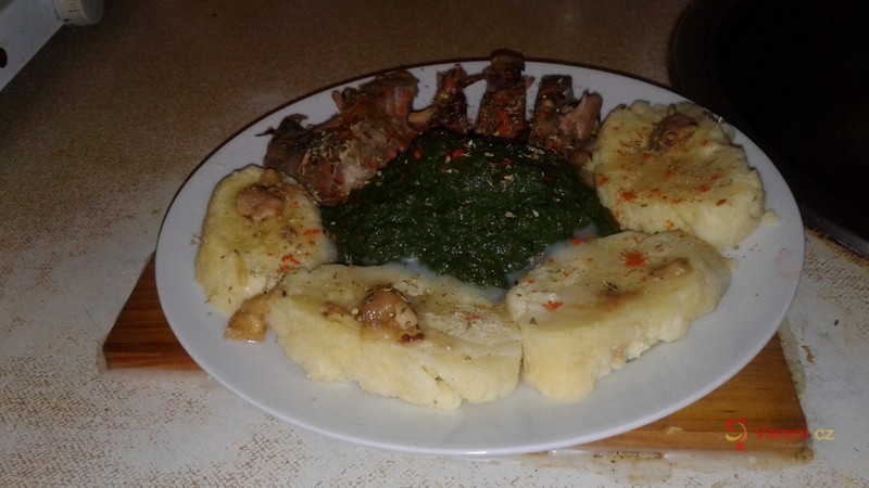 Vepřová krkovice se špenátem a špalíčky - fotografie 2