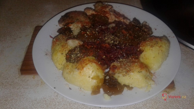 Kuře ála kachna s červeným sladkokyselým zelím a bramborovým knedlíkem - fotografie 2