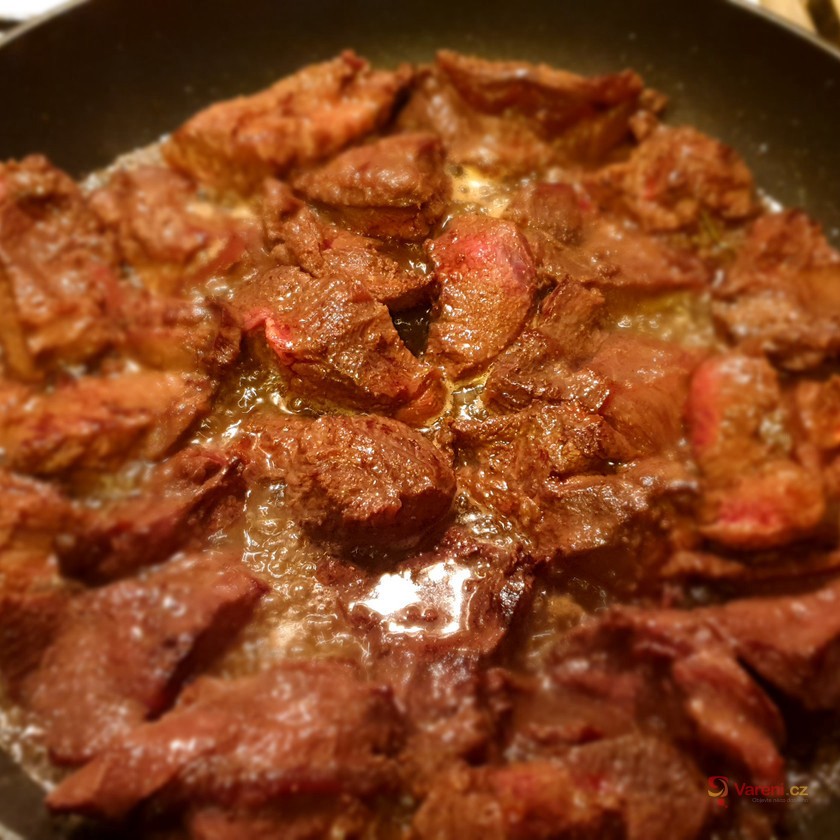 Hovězí líčka na červeném víně se zeleninou a tymiánem - fotografie 5