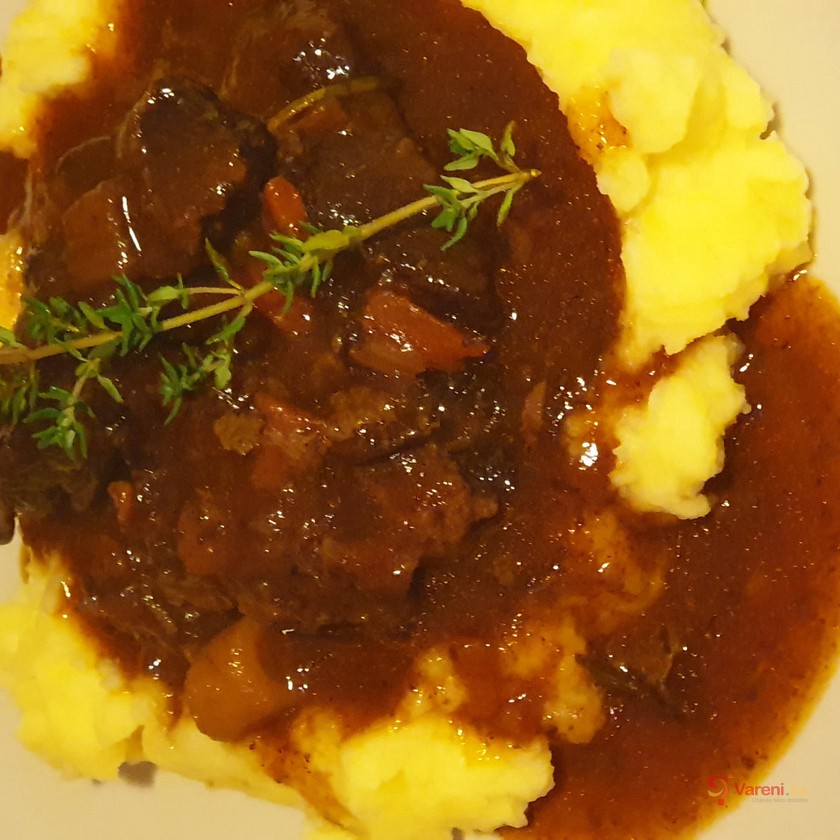 Hovězí líčka na červeném víně se zeleninou a tymiánem - fotografie 4